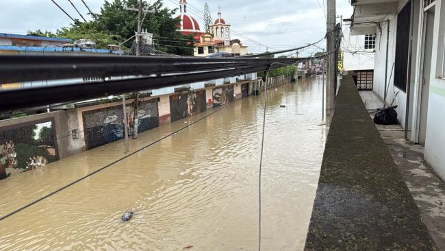 Instalan ciudadanos de Álamo radicados en Xalapa centro de acopio para recolectar víveres para entregarlos a damnificados por las lluvias en ese municipio