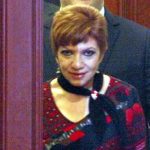 GINA DE ARCO, OTRA VEZ A LA HOGUERA. JUEZ DECIDE LLEVARLA A JUICIO. DICEN QUE ANDA BUSCANDO UNA CAJUELA DONDE QUEPA ELLA, SUS MISERIAS Y SUS PECADOS
