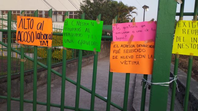 Personal docente y administrativo toman instalaciones de la Escuela de Bachilleres Joaquín Ramírez Cabañas en Coatepec