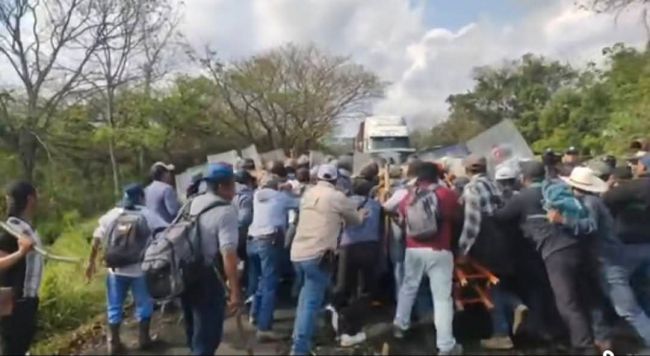 Desalojan a campesinos que mantenían bloqueada la carretera Tuxpan-Tampico desde el miércoles pasado
