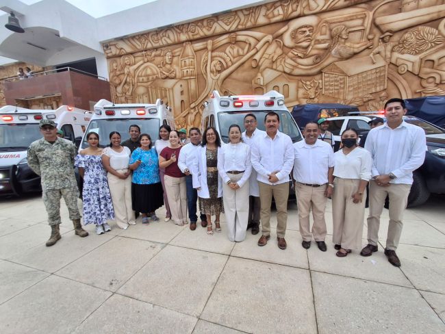 FORTALECEN AL DIF CON 3 AMBULANCIAS NUEVAS