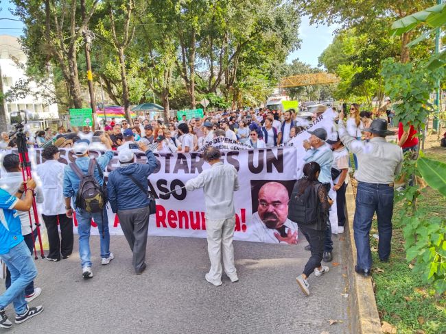 Marchan médicos y familiares de pacientes del CAE Doctor Rafael Lucio en Xalapa en protesta por la crisis severa de desabasto