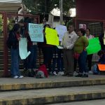 Padres de familia de Jardín de Niños de Tlacolulan toman oficinas centrales de la SEV, exigen la asignación de un docente