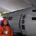 Victoria Gutiérrez, da pena y lástima tanta ignorancia. La suben a una maqueta de cápsula espacial y ya pregona hacer de Marte un oasis; dice que hay nave y misiles